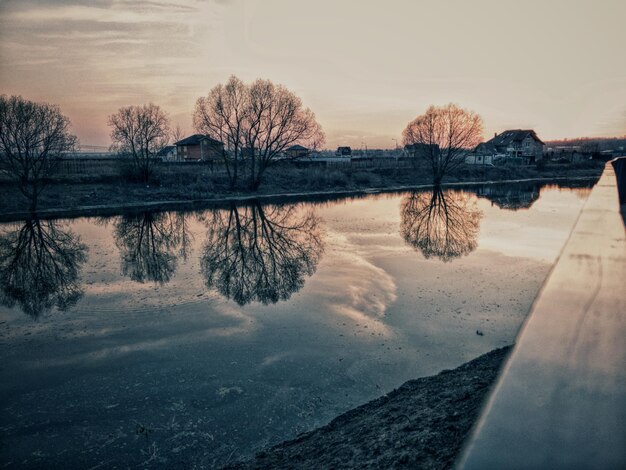 Foto landschaftliche aussicht auf den see gegen den himmel bei sonnenuntergang