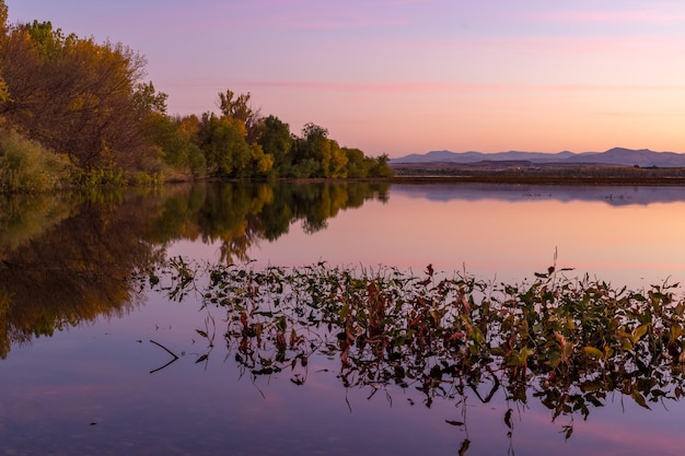 Landschaftliche Aussicht auf den See gegen den Himmel bei Sonnenuntergang