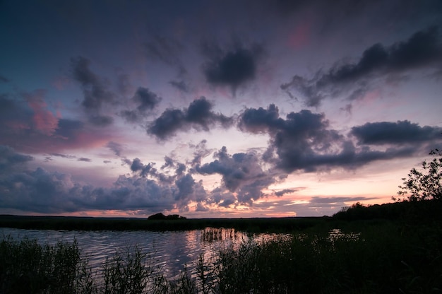 Foto landschaftliche aussicht auf den see gegen den himmel beim sonnenuntergang