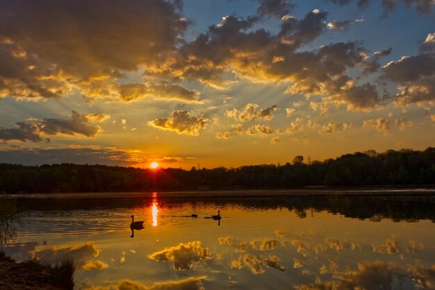 Foto landschaftliche aussicht auf den see gegen den himmel beim sonnenuntergang