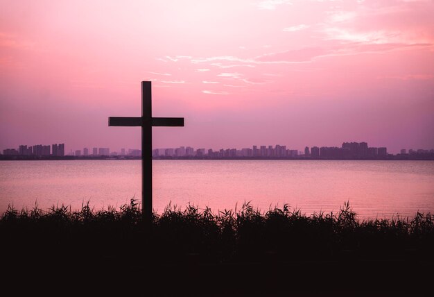 Foto landschaftliche aussicht auf den see gegen den himmel beim sonnenuntergang