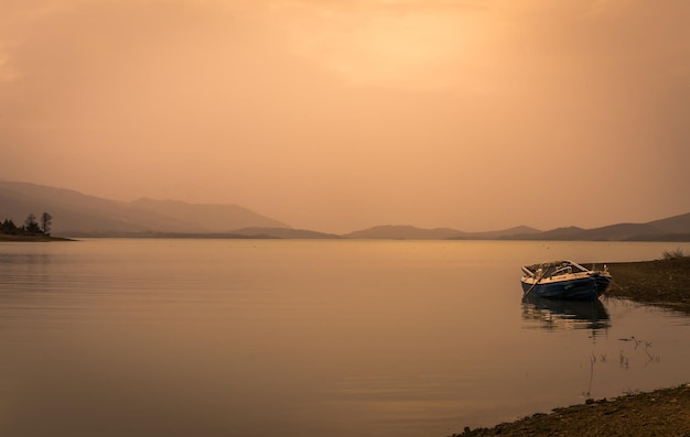 Landschaftliche Aussicht auf den See gegen den Himmel beim Sonnenuntergang