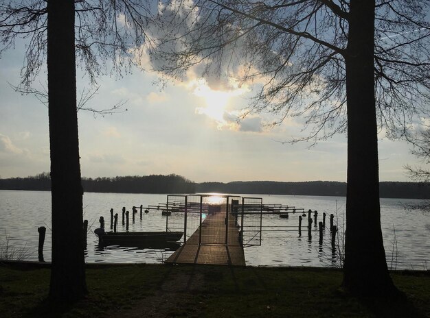 Foto landschaftliche aussicht auf den see gegen den himmel beim sonnenuntergang