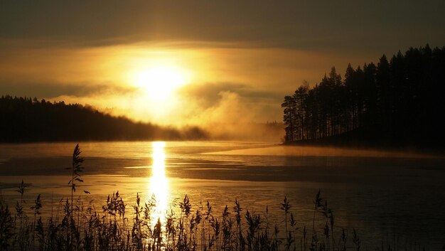 Foto landschaftliche aussicht auf den see gegen den himmel beim sonnenuntergang