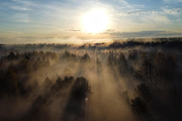 Foto landschaftliche aussicht auf den see gegen den himmel beim sonnenuntergang