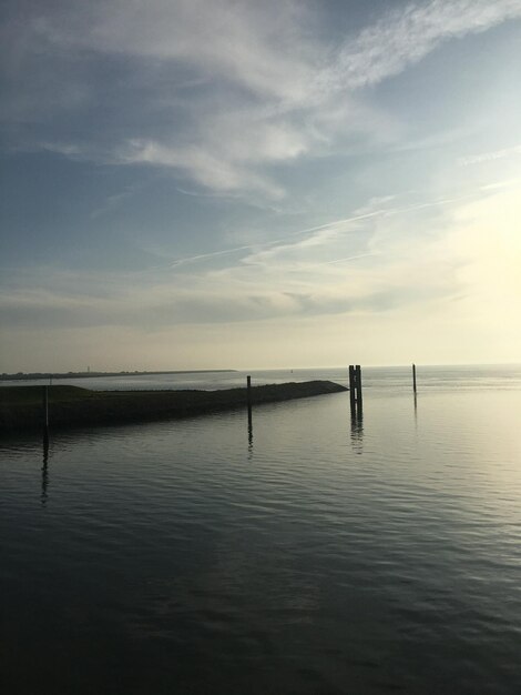 Foto landschaftliche aussicht auf den see gegen den himmel beim sonnenuntergang