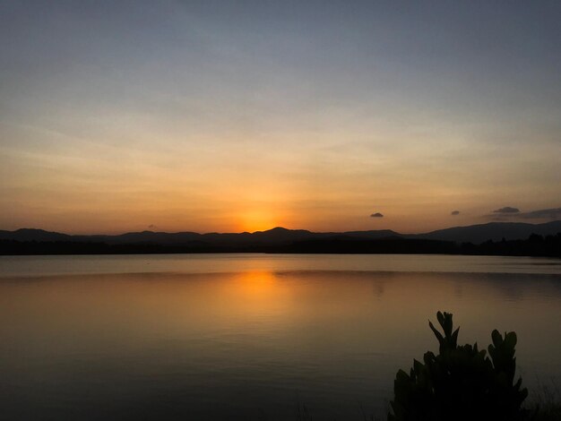 Landschaftliche Aussicht auf den See gegen den Himmel beim Sonnenuntergang