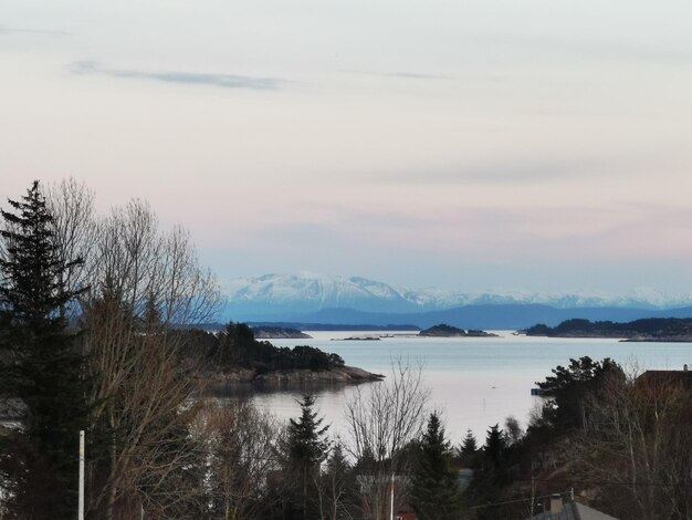 Foto landschaftliche aussicht auf den see gegen den himmel beim sonnenuntergang