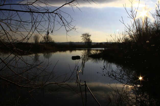 Foto landschaftliche aussicht auf den see gegen den himmel beim sonnenuntergang