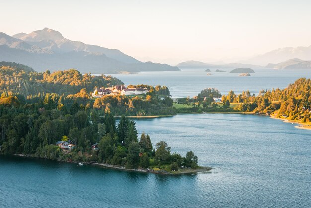 Foto landschaftliche aussicht auf den see gegen den himmel beim sonnenuntergang