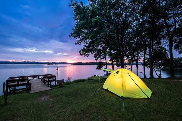 Foto landschaftliche aussicht auf den see gegen den himmel beim sonnenuntergang