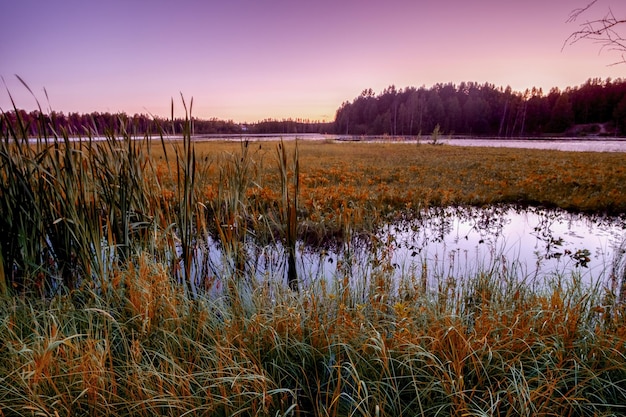 Landschaftliche Aussicht auf den See gegen den Himmel beim Sonnenuntergang