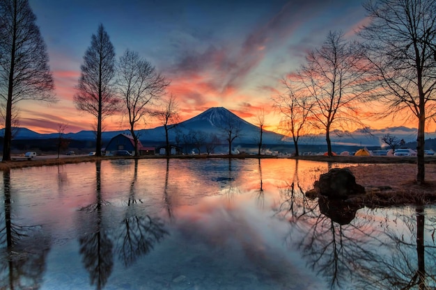 Landschaftliche Aussicht auf den See gegen den Himmel beim Sonnenuntergang