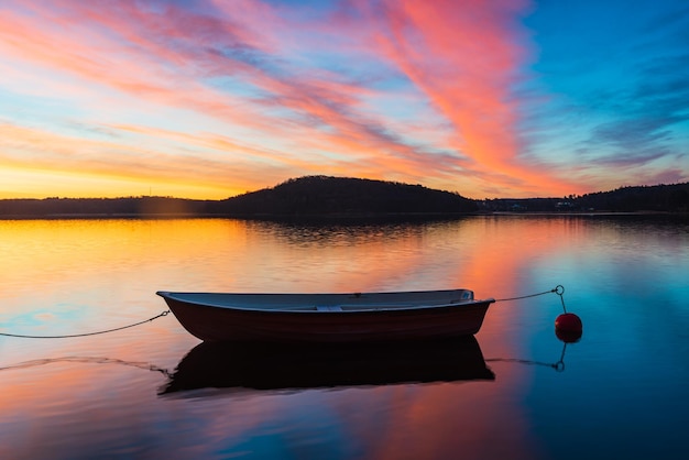 Landschaftliche Aussicht auf den See gegen den Himmel beim Sonnenuntergang