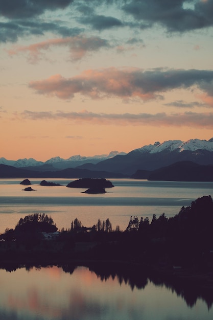 Landschaftliche Aussicht auf den See gegen den Himmel beim Sonnenuntergang