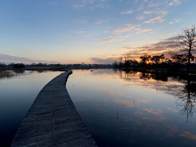 Landschaftliche Aussicht auf den See gegen den Himmel beim Sonnenuntergang