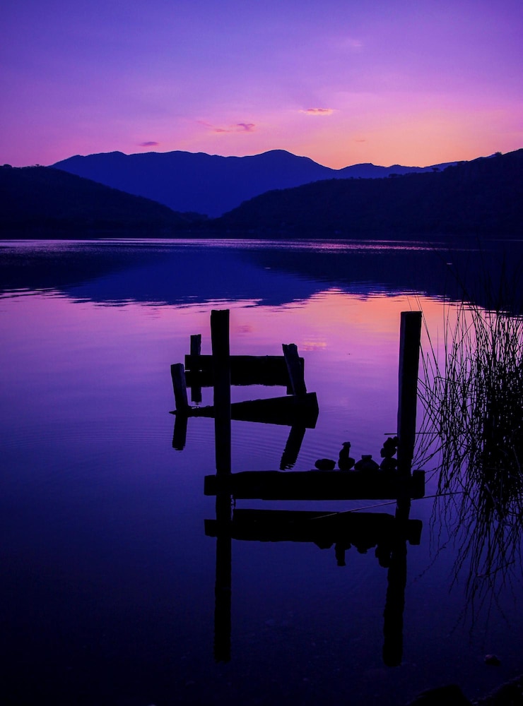 Landschaftliche Aussicht auf den See gegen den Himmel beim Sonnenuntergang