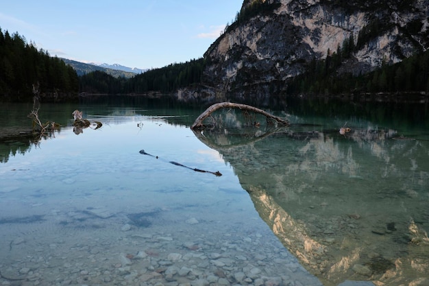 Foto landschaftliche aussicht auf den see gegen den himmel dolomiten italien