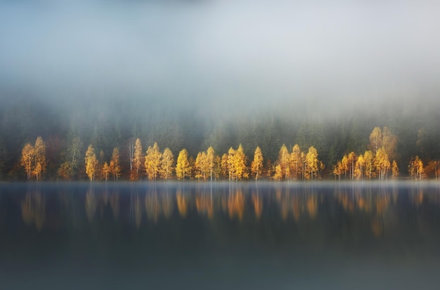 Landschaftliche Aussicht auf den See gegen den Himmel im Herbst