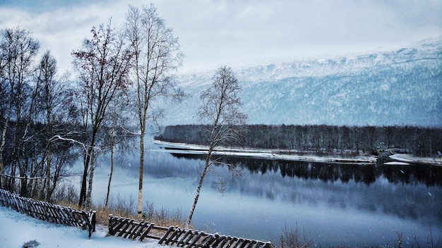 Foto landschaftliche aussicht auf den see gegen den himmel im winter