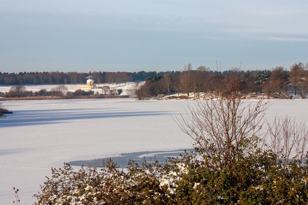 Foto landschaftliche aussicht auf den see gegen den himmel im winter