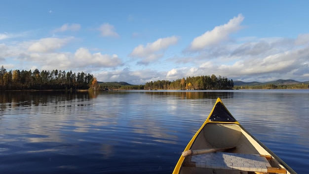 Foto landschaftliche aussicht auf den see gegen den himmel in einem kanu