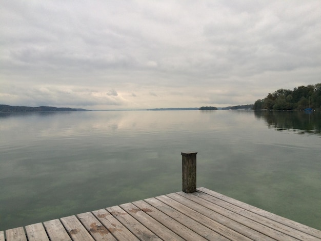 Landschaftliche Aussicht auf den See gegen den Himmel