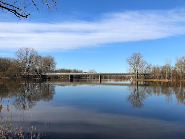 Landschaftliche Aussicht auf den See gegen den Himmel