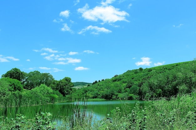 Foto landschaftliche aussicht auf den see gegen den himmel