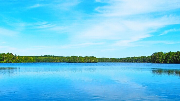 Foto landschaftliche aussicht auf den see gegen den himmel