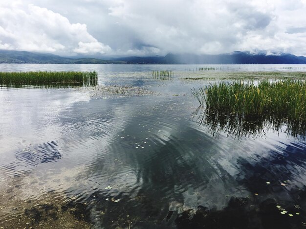 Foto landschaftliche aussicht auf den see gegen den himmel