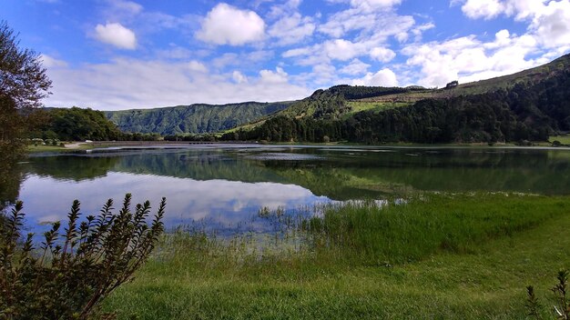 Foto landschaftliche aussicht auf den see gegen den himmel