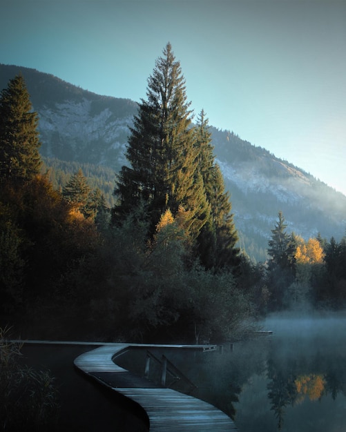 Landschaftliche Aussicht auf den See gegen den Himmel