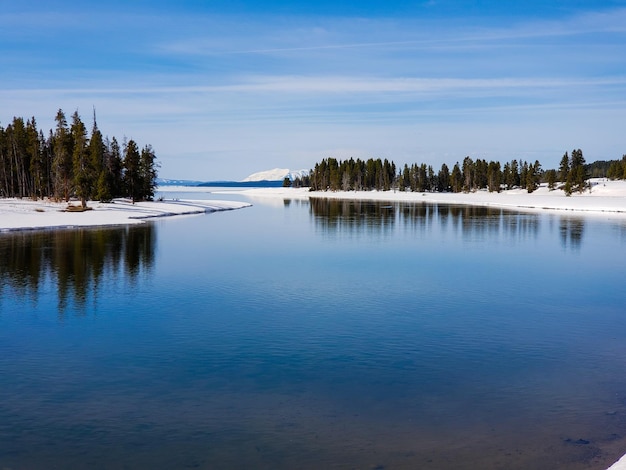 Foto landschaftliche aussicht auf den see gegen den himmel