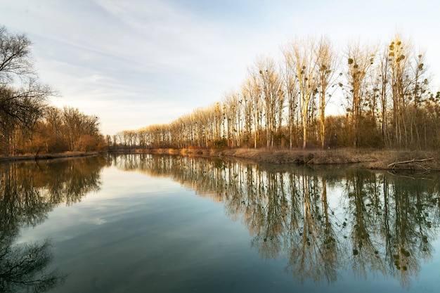 Foto landschaftliche aussicht auf den see gegen den himmel