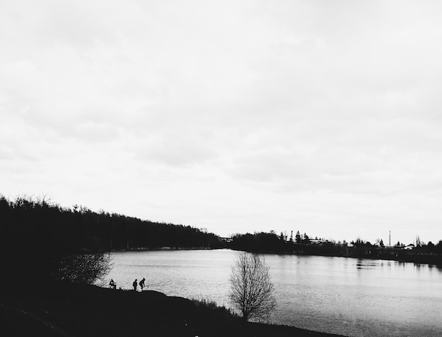 Landschaftliche Aussicht auf den See gegen den Himmel