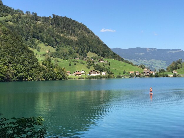 Foto landschaftliche aussicht auf den see gegen den himmel