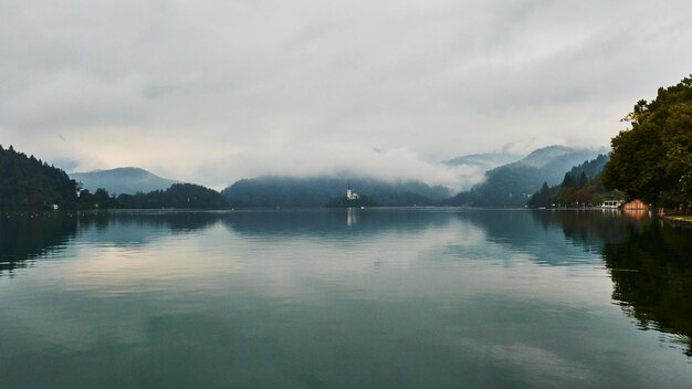 Landschaftliche Aussicht auf den See gegen den Himmel