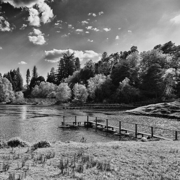 Foto landschaftliche aussicht auf den see gegen den himmel