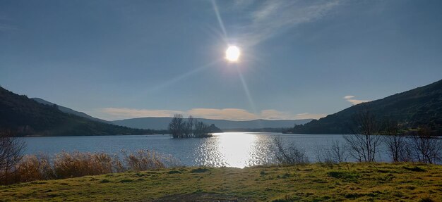 Foto landschaftliche aussicht auf den see gegen den himmel