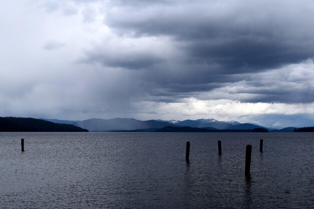 Foto landschaftliche aussicht auf den see gegen den himmel