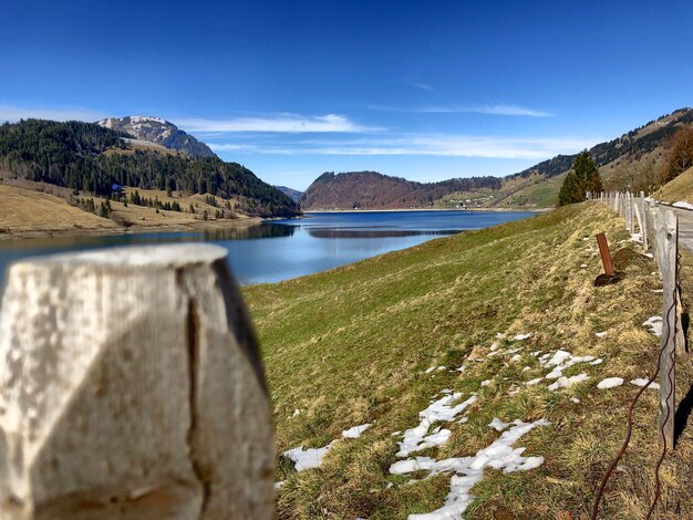 Foto landschaftliche aussicht auf den see gegen den himmel