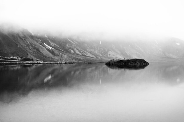 Foto landschaftliche aussicht auf den see gegen den himmel