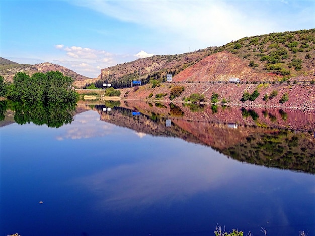 Foto landschaftliche aussicht auf den see gegen den himmel