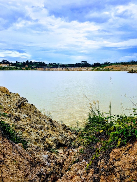 Foto landschaftliche aussicht auf den see gegen den himmel