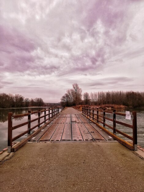 Foto landschaftliche aussicht auf den see gegen den himmel