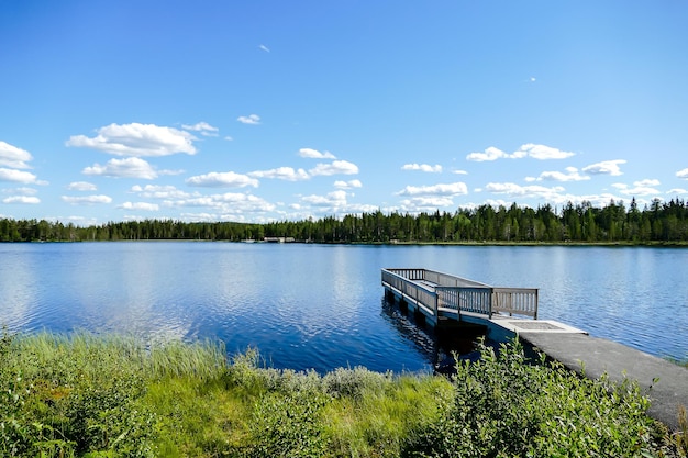Landschaftliche Aussicht auf den See gegen den Himmel