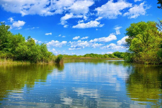 Foto landschaftliche aussicht auf den see gegen den himmel