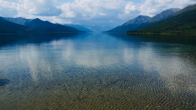 Foto landschaftliche aussicht auf den see gegen den himmel