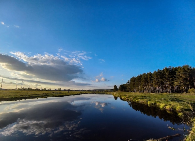 Landschaftliche Aussicht auf den See gegen den Himmel